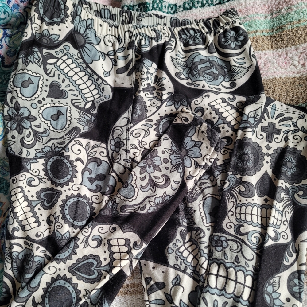 SOLD*****Buttery soft skull leggings OS
